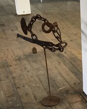 Ausstellung ArtFestival im Zeughaus Areal Uster, der Kunstgruppe LokalKunst. Ausstellungsobjekte aus Metall, Alteisen, von Nadia Onorato